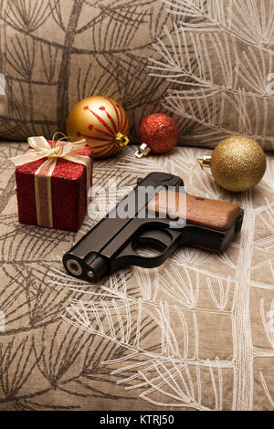 Ein Colt .25 Westentasche halbautomatische Pistole Pistole mit Weihnachtsschmuck Stockfoto