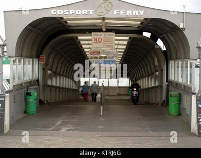 Passagiere und Motorradfahrer bei Gosport Ferry, Hampshire, England, UK nach Shopping-wochenende in Portsmouth Stockfoto