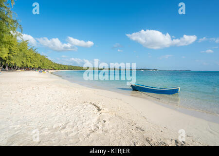 Fisch Boot auf dem blauen Meer und paradice Strand mit weißem Sand auf Mauritius Insel. Stockfoto