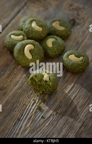 Hausgemachte japanische Matcha cookies, zähe Masse Grün Tee cookies künstlerischen Stillleben Stockfoto