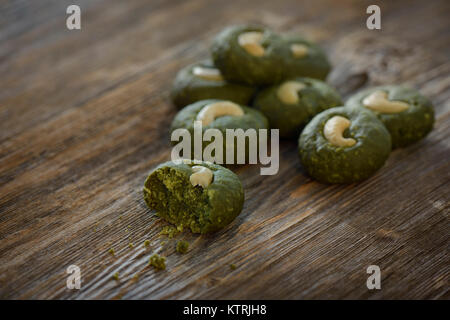 Künstlerische essen noch Leben der hausgemachte Japanische Matcha Grüntee Cookies auf rustikalen Holzmöbeln Hintergrund Stockfoto