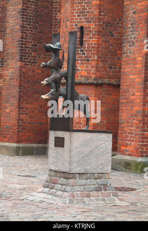 Bremer Stadtmusikanten Statue neben der Petrikirche, Riga, Altstadt, Lettland, Litauen, Baltikum, Europa I Die Bremer Stadtmusikanten in Riga scul Stockfoto