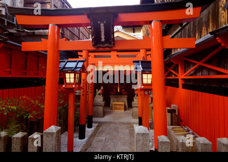 Orange Torii eines kleinen Inari Shinto Schrein auf der Straße im Stadtteil Gion, Kyoto, Japan 2017 Stockfoto