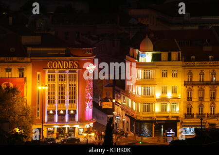 Geschäftshäuser am Rossio bei Nacht in Lissabon, Portugal ich kommerzielle Häuser am Rossio Square bei Nacht, Lissabon, Portugal Stockfoto