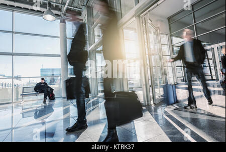 Verschwommene Menschen im Business Center Stockfoto