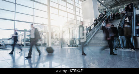 Gruppe von Geschäftsleuten in der Lobby eines Messe Stockfoto