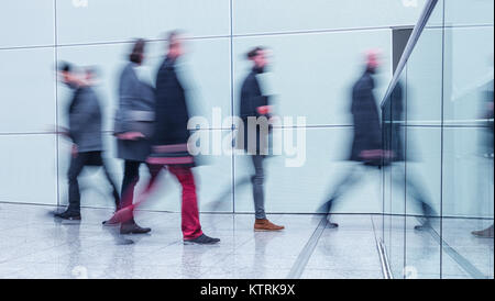 Abstraktes Bild von Geschäftsleuten auf Stock eines modernen Business Center Stockfoto