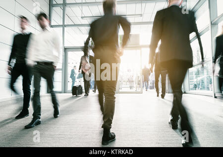 Verschwommene Menschen in business center Eingang Stockfoto