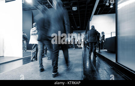 Verschwommen Besucher der Ausstellung in einer Etage Stockfoto