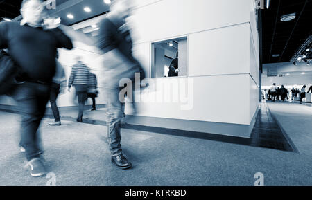Verschwommen Geschäft Leute wandern in der Rush Hour auf einer Ausstellung Stockfoto