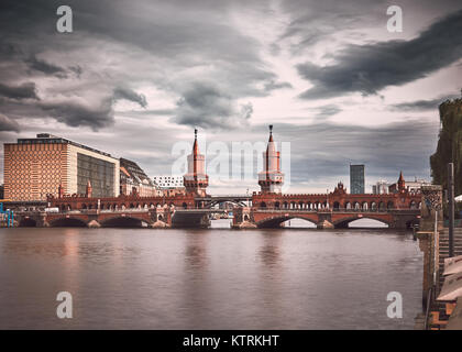 Oberbaumbrücke und die Spree an einem bewölkten Tag, Berlin Stockfoto