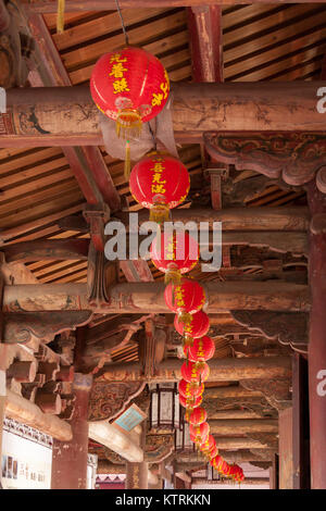 Rote Lampions hängen unter einem Dach aus Holz in Lukang Lungshan Tempel Longshan historische Straße, Lukang Township, Changhua County, Taiwan Stockfoto