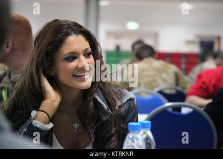 World Wrestling Entertainment (WWE) star Barbara Leer (Kelly Kelly) Abendessen mit US-Soldaten an der Kandahar Airfield während eines USO-Tour Dezember 2, 2010 in der Nähe von Kandahar, Afghanistan isst. Stockfoto