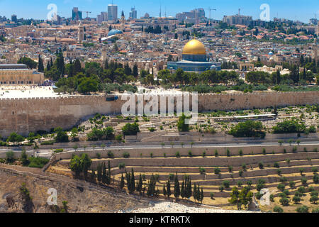 Blick auf die Kuppel des Felsens und der Tempelberg in Jerusalem vom Ölberg Stockfoto