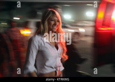 World Wrestling Entertainment (WWE) star Eve Torres kommt an der Kandahar Airfield für ein USO-Tour Dezember 2, 2010 in der Nähe von Kandahar, Afghanistan. Stockfoto