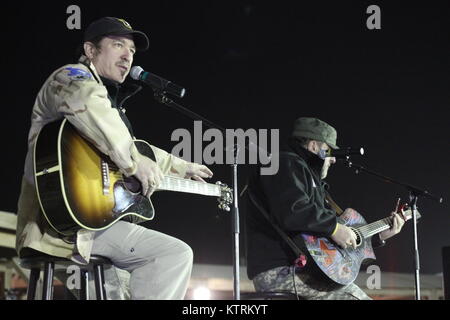 Country Music Singer Kix Brooks (links) und Songwriter Bob Dipiero durchführen für US-Soldaten an der Kandahar Airfield während eines USO-Tour Dezember 16, 2010 in der Nähe von Kandahar, Afghanistan. Stockfoto