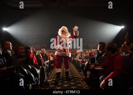 Us Navy Band Senior Chief William Gray Besuche der US Navy Band als Santa Claus bei einem Urlaub Konzert in der Töchter der amerikanischen Revolution (DAR) Verfassung Hall 16 Dezember, 2017 in Washington, DC, gekleidet. Stockfoto