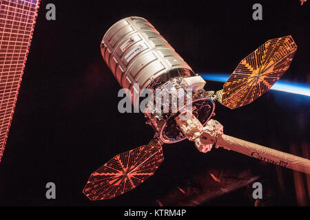 Von Orbital ATK Cygnus cargo Raumschiff vor seiner Abreise von der Internationalen Raumstation Stockfoto