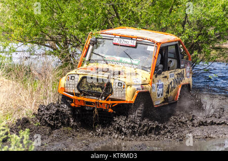 SALOVKA, Russland - Mai 5, 2017: Jährliche Rennen auf modifizierte Jeeps nach der Unwegsamkeit bei der jährlichen car racing" Trophäe rubezh 2017'. Stockfoto