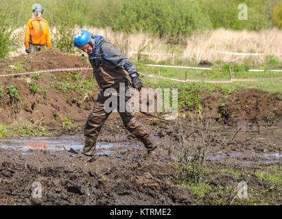 SALOVKA, Russland - 5. Mai 2017: ein Geländewagen fährt durch einen tiefen Schlamm bog aber stecken zu bleiben. Stockfoto