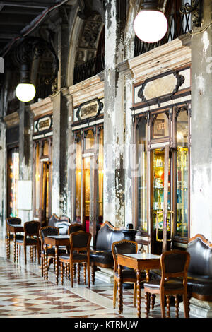 Tische und Stühle in der Nähe des Cafe. Venedig, Italien. Stockfoto