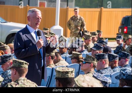 Us-Verteidigungsminister James Mattis spricht mit US-Soldaten im Downtown Lyceum in der Marinestation Guantánamo Bay Dezember 21, 2017 in Guantanamo Bay auf Kuba. Stockfoto