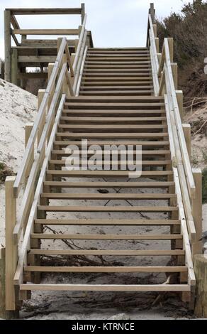 Hölzerne Treppe vom Strand entfernt. Stockfoto