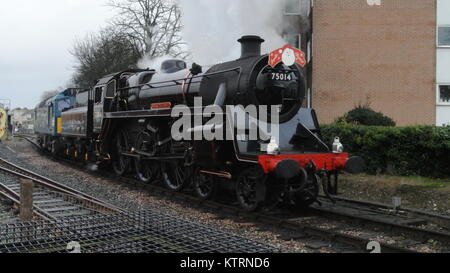 Die Dartmouth Steam Railway' Santa Spezielle' 75015 'Braveheart' und zusätzliche Zugkraft von D 7535 "Mercury" gezogen wird. Stockfoto