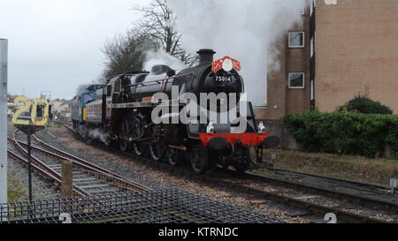 Die Dartmouth Steam Railway' Santa Spezielle' 75015 'Braveheart' und zusätzliche Zugkraft von D 7535 "Mercury" gezogen wird. Stockfoto