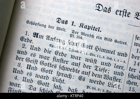 Zu Beginn des Buches Genesis in einem Deutschen transalation der Heiligen Bibel Stockfoto