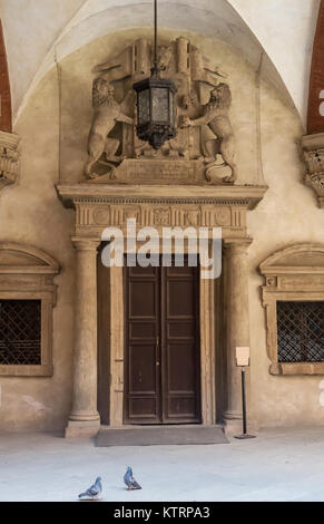 Vordere Tür eines alten Gebäudes, gekrönt von zwei Löwen Stockfoto