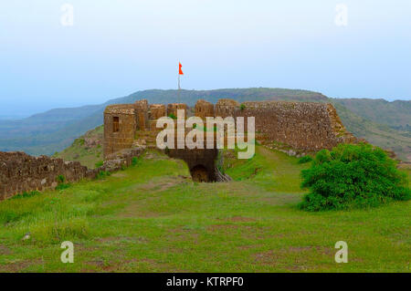 Haupteingang und Bastion der Sonori Malhargad fort, fort, Pune, Maharashtra. Malhargad ist ein Hügel fort Im westlichen Indien in der Nähe von Saswad, 30 Kilometer Stockfoto