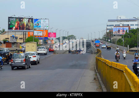 Die Leute, die von der neuen Brücke in der Nähe von Swargate, Pune, Maharashtra Stockfoto