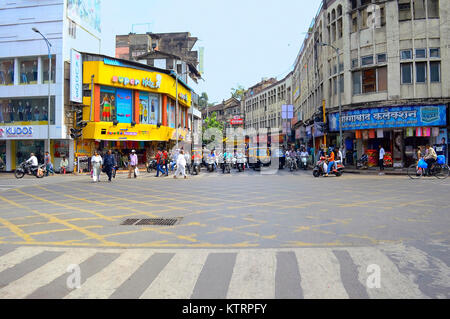 Autos und Motorräder für traffic signal an Laxmi Road Pune, Maharashtra warten Stockfoto