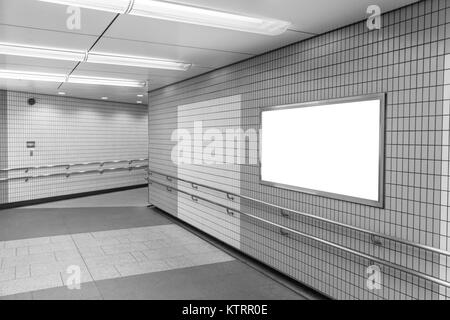 Plakatwand in unterirdischen Gang Schwarz und Weiß Stockfoto