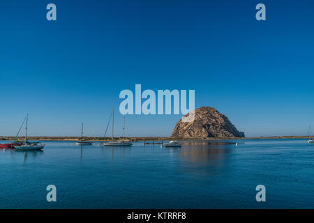 Morro Rock (Salinan: Le Amo, Chumasch: Lisamu) ist eine vulkanische Plug in Morro Bay, Kalifornien, an der Pazifikküste am Eingang nach Morro Bay Harbor. Stockfoto