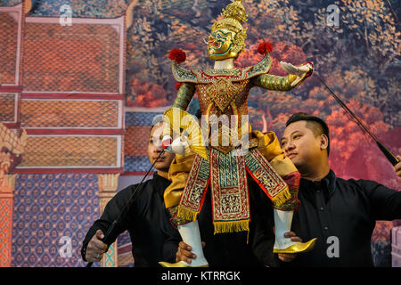 BANGKOK, THAILAND - 15 April: Songkran Festival in Bangkok, Thailand am 15. Oktober 2014. Traditionelle thailändische grand Marionette in Songkran Festival durchgeführt Stockfoto