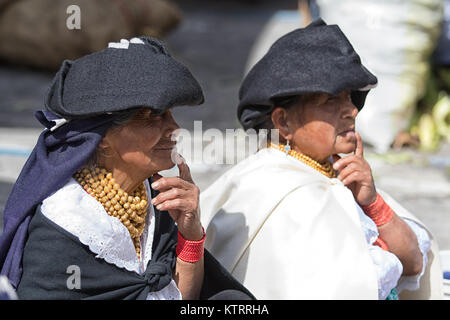 Otavalo, Ecuador-December 23, 2017: indigenen Quechua Frauen tragen traditionelle Kleidung in der Markt am Samstag Stockfoto