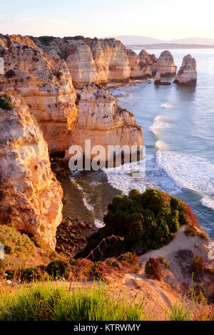 Sonnenaufgang an der Algarve Strand, Ponta da Piedade, Lagos, Algarve, Portugal Stockfoto