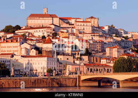 Blick über Rio Mondego Fluss auf die Altstadt und die Universität Coimbra, Portugal Stockfoto