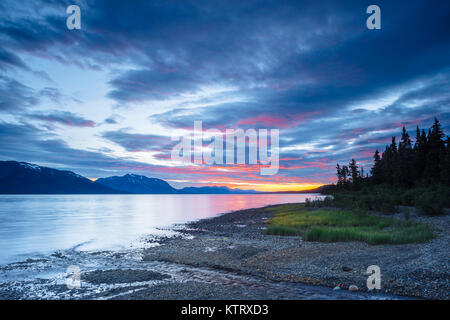 Ein Blick auf den Sonnenuntergang von Atlin Lake von warmen Bucht Recreation Site, in der Nähe von Atlin in British Columbia, Kanada Stockfoto