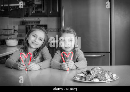 Junge Mädchen die Weihnachtsplätzchen. Stockfoto