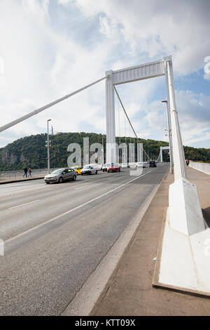 BUDAPEST - September 18, 2017: Elisabeth Brücke ist der dritte neueste Brücke von Budapest, Ungarn, Anschluss von Buda und Pest über der Donau. Die Stockfoto