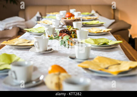 Schönen festlichen Tisch bunt Gelb Herbst helloween Kürbis Deko Kaffeetassen mit untertassen Teller und Löffel Stockfoto