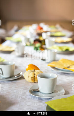 Schönen festlichen Tisch bunt Gelb Herbst helloween Kürbis Deko Kaffeetassen mit untertassen Teller und Löffel Stockfoto