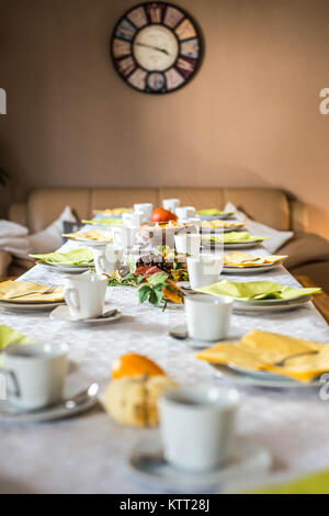 Schönen festlichen Tisch bunt Gelb Herbst helloween Kürbis Deko Kaffeetassen mit untertassen Teller und Löffel Stockfoto