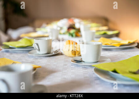 Schönen festlichen Tisch bunt Gelb Herbst helloween Kürbis Deko Kaffeetassen mit untertassen Teller und Löffel Stockfoto