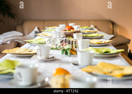 Schönen festlichen Tisch bunt Gelb Herbst helloween Kürbis Deko Kaffeetassen mit untertassen Teller und Löffel Stockfoto