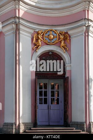 Teil der fresade der St. Andrew's Cathedral auf Vasilievsky Insel in St. Petersburg mit dem Eingang zum Tempel und den Goldenen Engel w Stockfoto