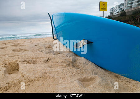 Australischen Strand surfen Board auf Sand, gefährliche Ströme Zeichen Stockfoto